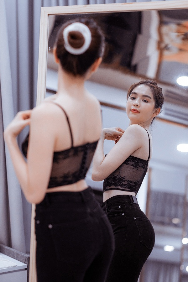 Ngọc Trinh khoe vóc dáng nóng bỏng trong hậu trường thử đồ.