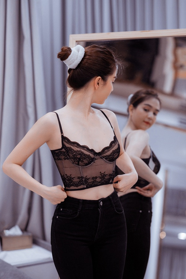 Cô nàng lựa chọn những món đồ nội y chất liệu ren gợi cảm, thoải mái tạo dáng trước gương.