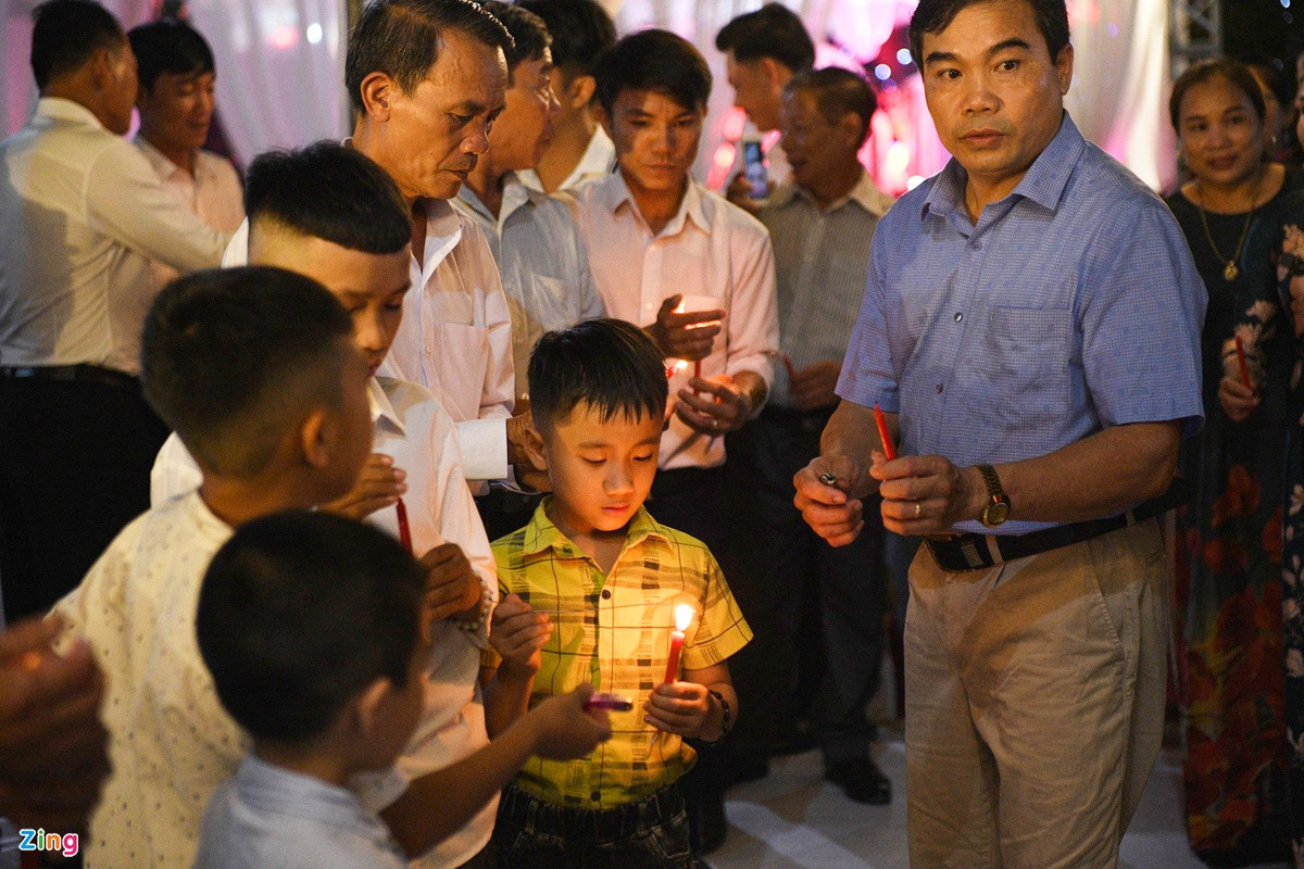 Thánh lễ hôn phối của Phan Mạnh Quỳnh thu hút sự chú ý từ nhiều người dân địa phương.