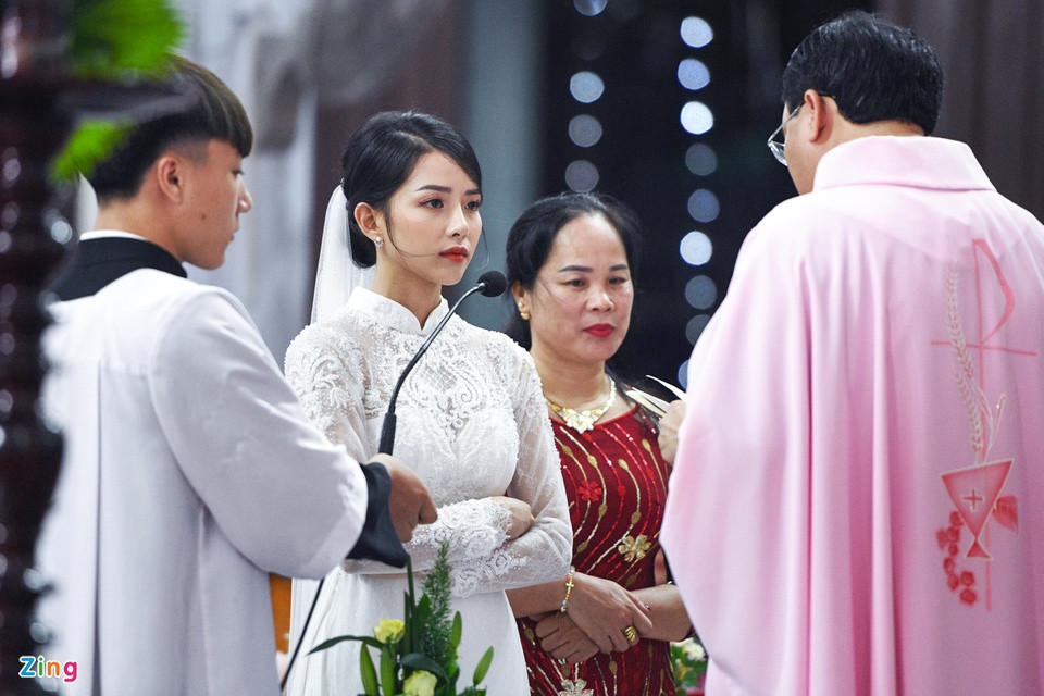 Khánh Vy tiến hành lễ nhập đạo theo nghi thức Công giáo. Để về chung một nhà cùng Phan Mạnh Quỳnh, cô phải trải qua khóa học giáo lý hôn nhân.