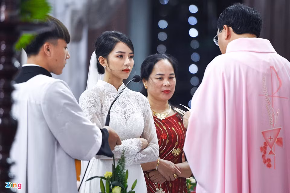 Khánh Vy tiến hành lễ nhập đạo theo nghi thức Công giáo. Để về chung một nhà cùng Phan Mạnh Quỳnh, cô phải trải qua khóa học giáo lý hôn nhân.