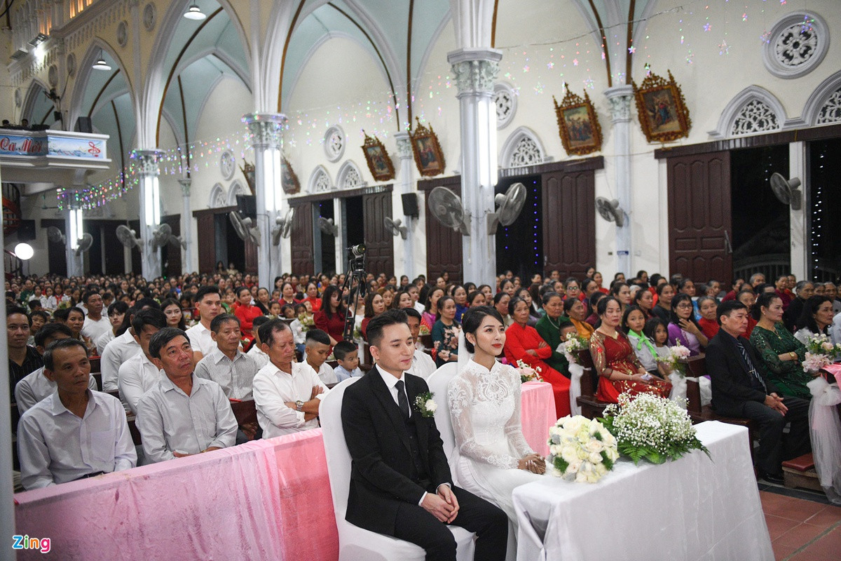 Vào trưa ngày mai (17/4), lễ cưới chính thức của chú rể Phan Mạnh Quỳnh và cô dâu Khánh Vy sẽ diễn ra ở khuôn viên ngoài trời thuộc nhà thờ xứ Vạn Phần.