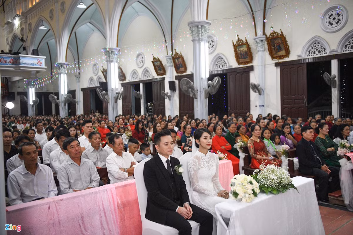 Vào trưa ngày mai (17/4), lễ cưới chính thức của chú rể Phan Mạnh Quỳnh và cô dâu Khánh Vy sẽ diễn ra ở khuôn viên ngoài trời thuộc nhà thờ xứ Vạn Phần.