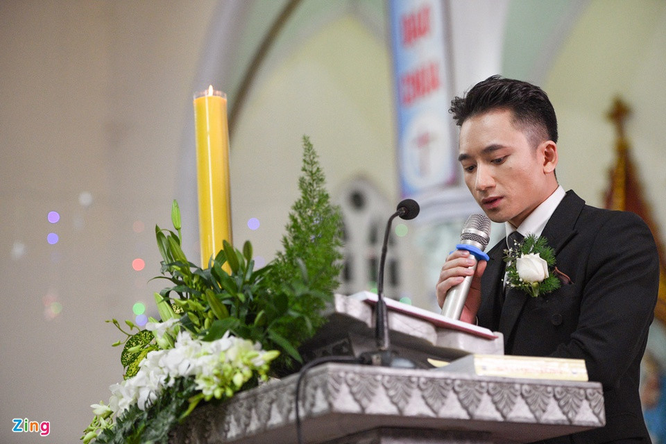 Chú rể Phan Mạnh Quỳnh đọc lời thề trước sự chứng kiến của gia đình, người thân và bạn bè. Nhạc sĩ quê Nghệ An cầu hôn bạn gái vào cuối năm 2018. Anh dự định tổ chức hôn lễ vào 1/12/2019 - ngày kỷ niệm 4 năm hẹn hò. Nhưng vì dịch bệnh, nam ca sĩ phải hoãn lễ cưới hai lần.