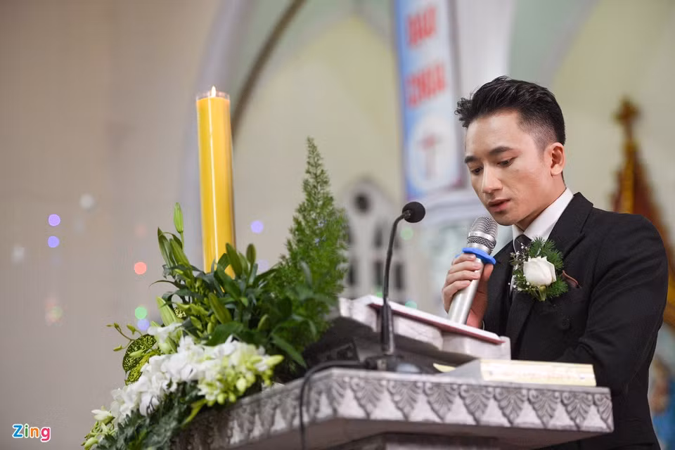 Chú rể Phan Mạnh Quỳnh đọc lời thề trước sự chứng kiến của gia đình, người thân và bạn bè. Nhạc sĩ quê Nghệ An cầu hôn bạn gái vào cuối năm 2018. Anh dự định tổ chức hôn lễ vào 1/12/2019 - ngày kỷ niệm 4 năm hẹn hò. Nhưng vì dịch bệnh, nam ca sĩ phải hoãn lễ cưới hai lần.