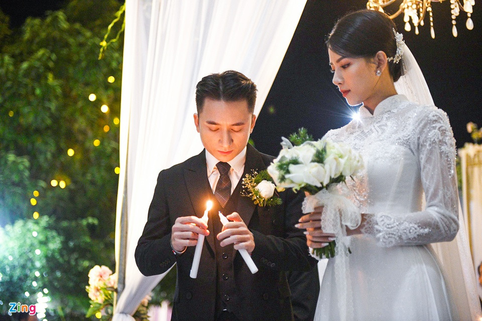 Phan Mạnh Quỳnh thắp nến trong buổi lễ. Thánh lễ diễn ra trong không khí trang trọng, tôn nghiêm dưới sự điều khiển nghi thức của cha xứ.