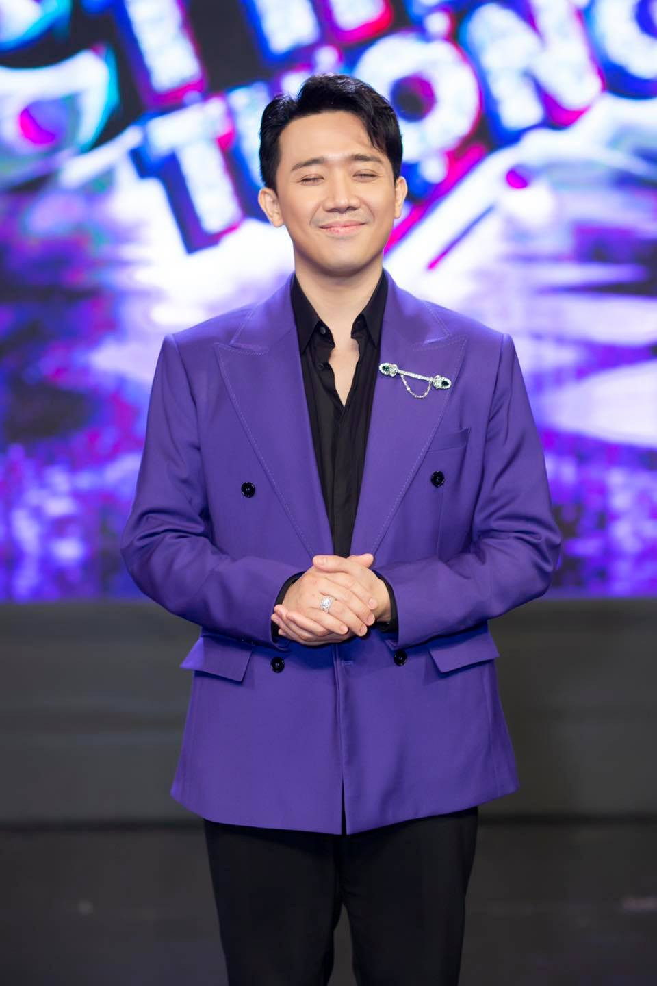 Thậm chi, rút kinh nghiệm hứa tặng rồi chuyển khoản, Trấn Thành còn rút cả balo tiền mặt mang đến trường quay tặng trực tiếp cho thí sinh khó khăn.