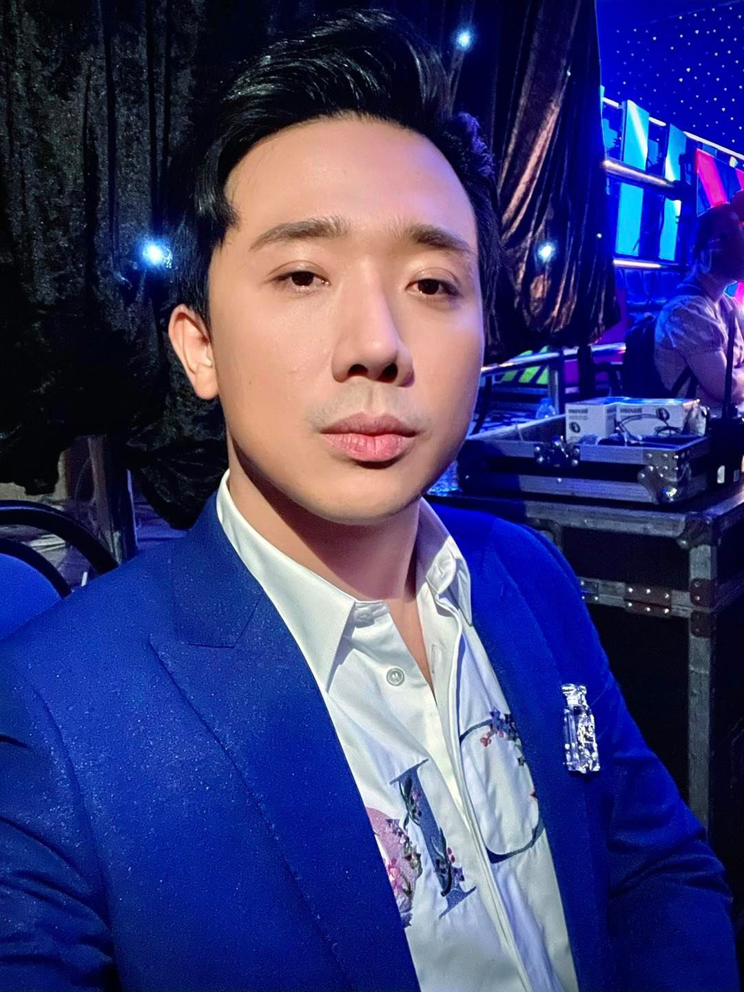 Nam MC còn thường xuyên dốc tiền túi tặng cho thí sinh có hoàn cảnh khó khăn trong các chương trình anh làm giám khảo.