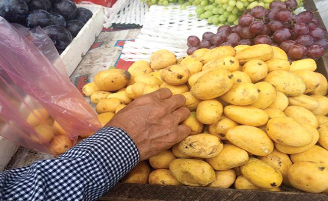 Tuy nhiên, người dùng Việt e dè với hàng Trung Quốc nên nhiều thương lái, tiểu thương gắn mác "xoài Châu Đốc" vào các sản phẩm này để dễ tiêu thụ.