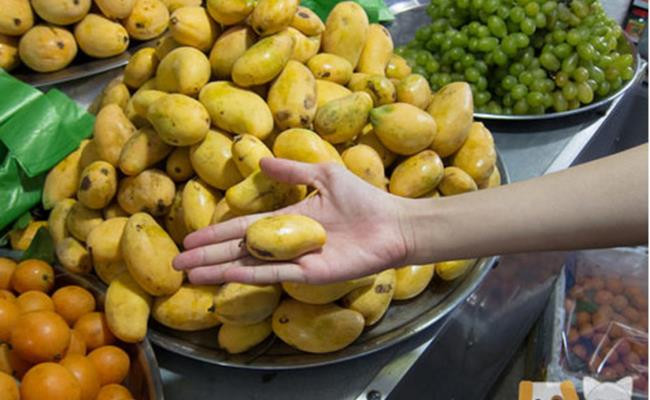 Năm 2020, xoài mini Trung Quốc rộ mùa, nguồn hàng nhiều nên giá sản phẩm giảm mạnh. Loại này được trồng nhiều ở đảo Hải Nam.