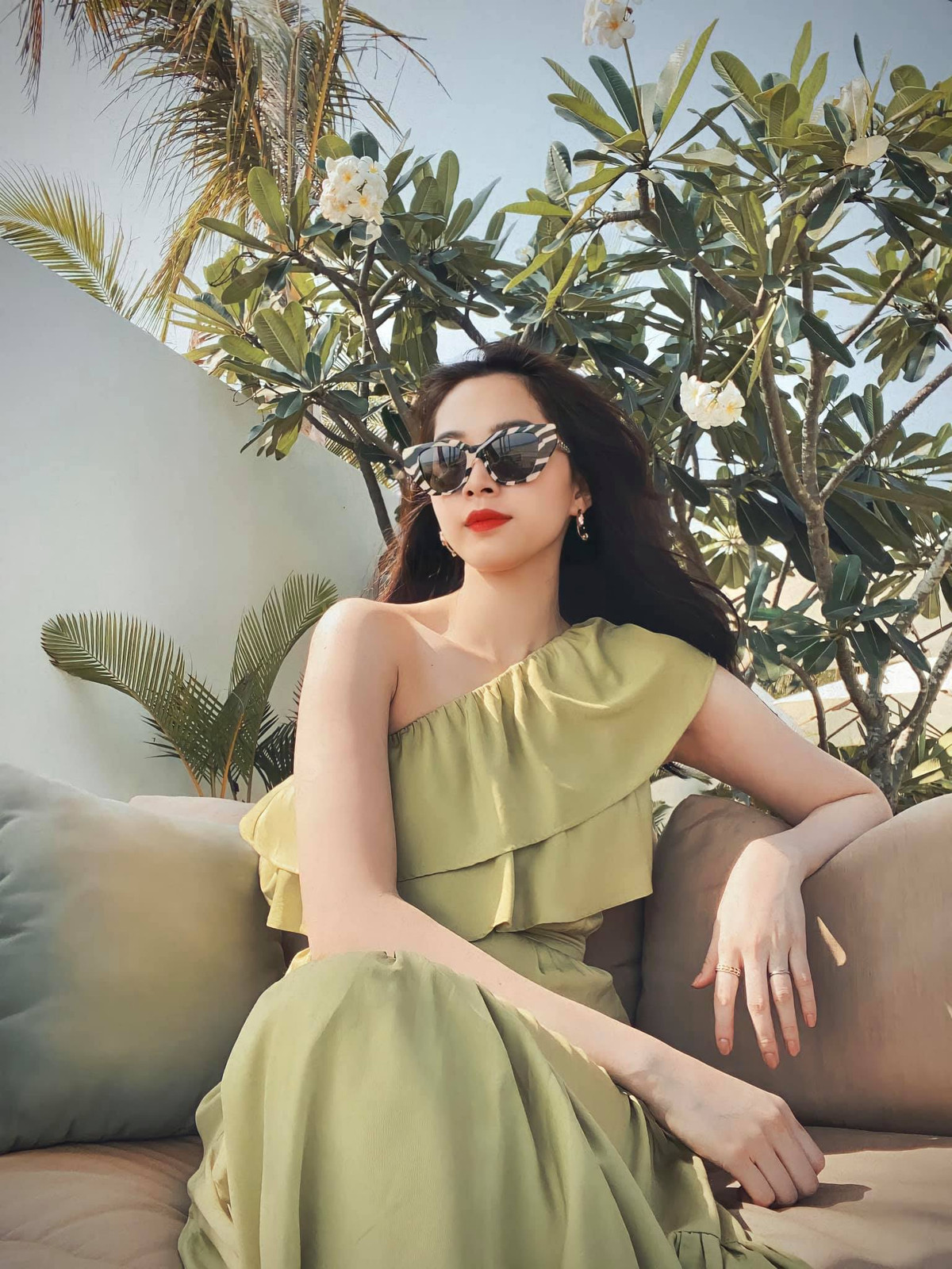 Ở tuổi 30, qua hai lần sinh nở, Đặng Thu Thảo vẫn giữ được vóc dáng thon thả.