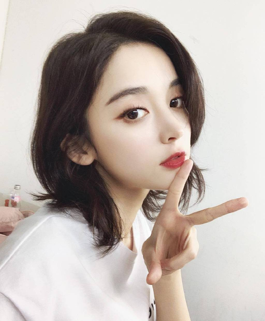 Ngoài ra, trong quá khứ mỹ nhân Tân Cương từng có thời gian bị cư dân mạng tẩy chay vì nói dối. Na Trát chia sẻ cô chưa từng hẹn hò, sợ hãi khi đóng cảnh yêu đương với Hồ Ca, nhưng liên tục bị lộ clip ôm hôn với 3 người đàn ông khác nhau.