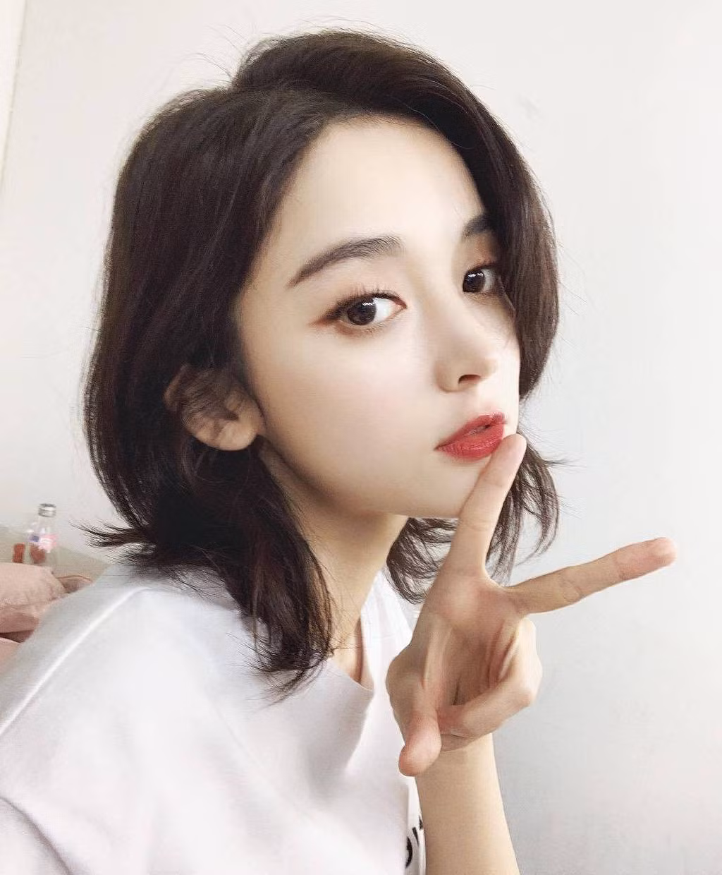 Ngoài ra, trong quá khứ mỹ nhân Tân Cương từng có thời gian bị cư dân mạng tẩy chay vì nói dối. Na Trát chia sẻ cô chưa từng hẹn hò, sợ hãi khi đóng cảnh yêu đương với Hồ Ca, nhưng liên tục bị lộ clip ôm hôn với 3 người đàn ông khác nhau.