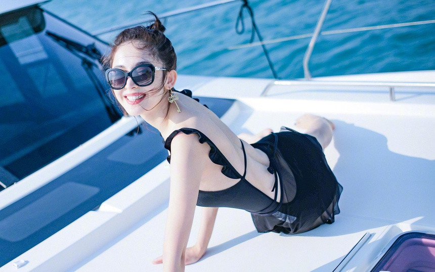 Cổ Lực Na Trát sinh năm 1992, khởi nghiệp bằng công việc người mẫu. Cô cao 1,72 m và có gương mặt lai xinh đẹp của người con gái xứ Tân Cương. Tân Hoa Xã từng ca ngợi: "Cổ Lực Na Trát nhờ phim Hiên viên kiếm mà có lượng lớn người hâm mộ. Gương mặt đẹp thanh lệ, khí chất thoát tục, hình ảnh nào có Cổ Lực Na Trát cũng rất mỹ cảm".