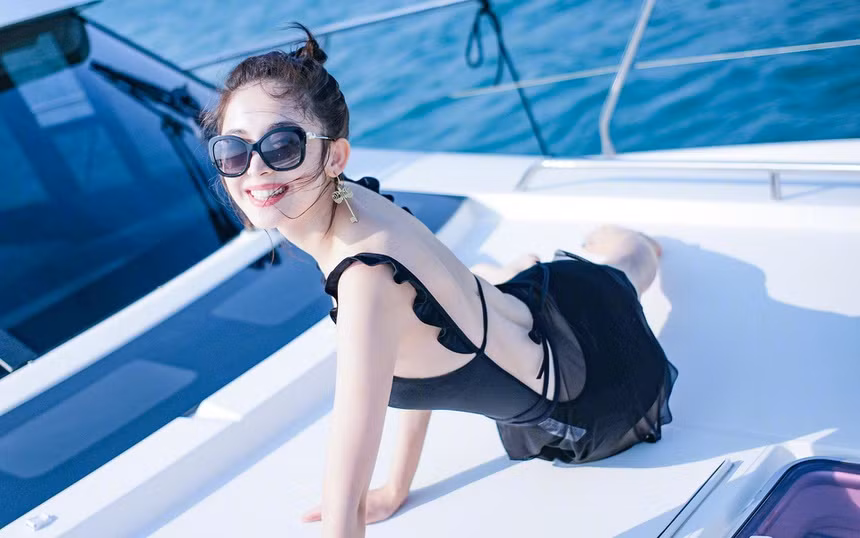 Cổ Lực Na Trát sinh năm 1992, khởi nghiệp bằng công việc người mẫu. Cô cao 1,72 m và có gương mặt lai xinh đẹp của người con gái xứ Tân Cương. Tân Hoa Xã từng ca ngợi: "Cổ Lực Na Trát nhờ phim Hiên viên kiếm mà có lượng lớn người hâm mộ. Gương mặt đẹp thanh lệ, khí chất thoát tục, hình ảnh nào có Cổ Lực Na Trát cũng rất mỹ cảm".