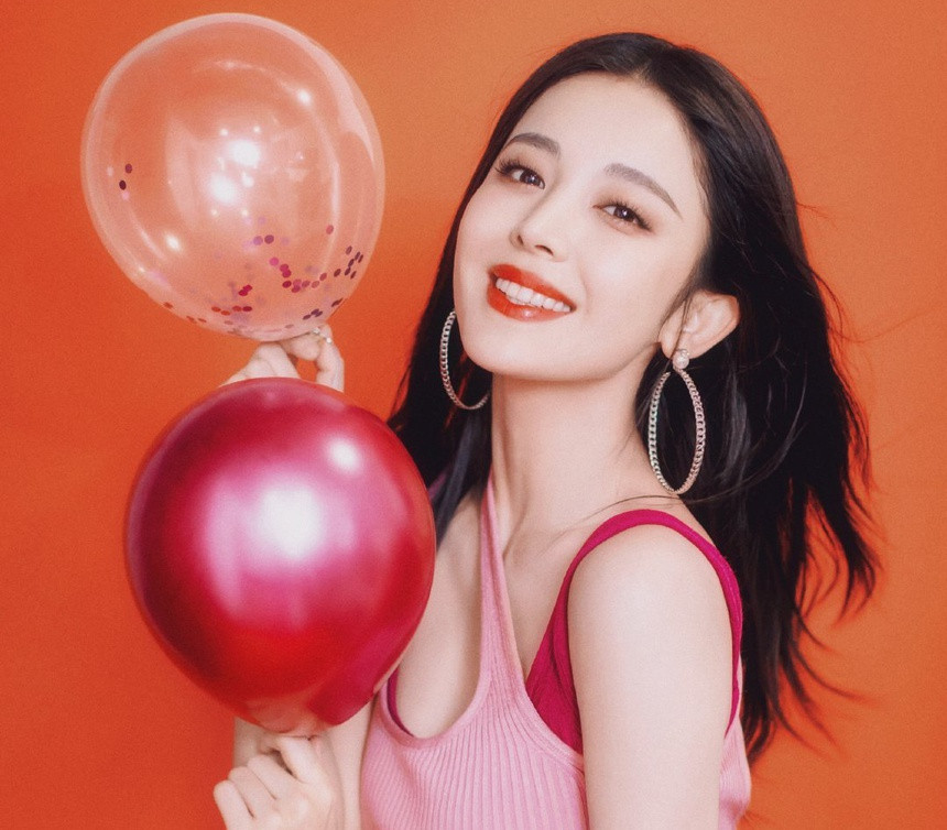 Bên cạnh đó, diễn xuất của Cổ Lực Na Trát cũng bị chê là bình hoa di động. Tháng 12/2019, Na Trát còn bị chỉ trích nói tiếng Anh kém, làm xấu mặt giới giải trí Trung Quốc khi tham gia lễ trao MAMA tại Nhật Bản.