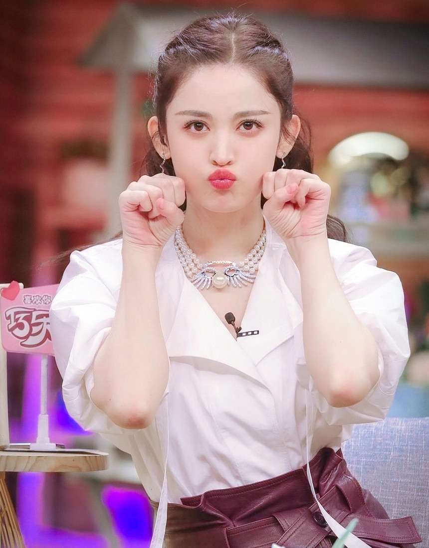 Cô cũng từng nói không thích đóng cảnh giường chiếu và khi diễn cảnh hôn đều cần người đóng thế. Tuy nhiên, những cảnh quay bạo dạn từ năm 15 tuổi của Na Trát trên phim trường đã khiến người hâm mộ gọi cô là người đẹp nói dối. Từ đó, cô luôn bị coi là thiếu chân thực, thích diễn vai cô gái thơ ngây, xây dựng hình ảnh trong sáng.