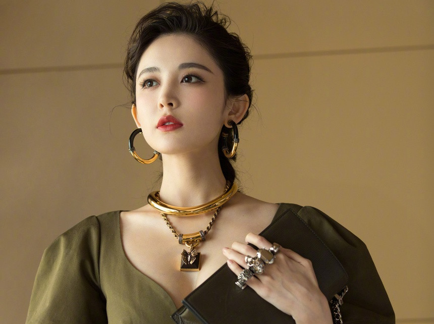 "Tôi đang phải cố tỏ ra bình thường trong khi tâm trạng lao dốc. Tôi cảm nhận được sự khủng khiếp từ việc bị người khác tấn công bằng bình luận trên mạng, là khi cha tôi qua đời. Ai đó đã nhắn tin bảo rằng cha tôi đã bị giết chết và hãy chờ đợi để thấy mẹ tôi trong nhà xác. Tôi chấp nhận để họ chê tôi xấu, mắng tôi diễn xuất tệ, nhưng sao có thể nói cha mẹ tôi như vậy được. Thật quá tàn nhẫn. Tóc rụng trắng cả mặt sàn. Giai đoạn đó tôi khủng hoảng đến mức ghét bản thân, thiếu tự tin", cô nói trong nước mắt.