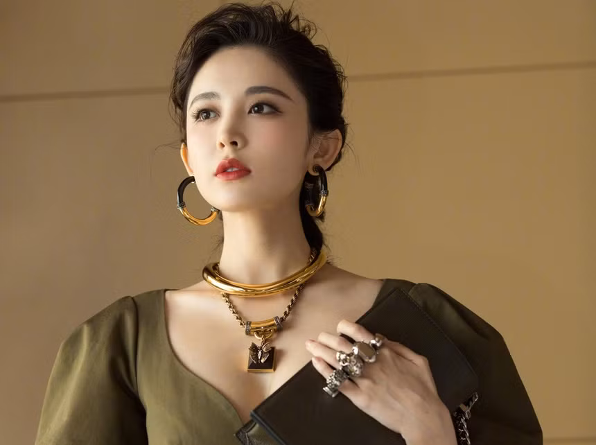 "Tôi đang phải cố tỏ ra bình thường trong khi tâm trạng lao dốc. Tôi cảm nhận được sự khủng khiếp từ việc bị người khác tấn công bằng bình luận trên mạng, là khi cha tôi qua đời. Ai đó đã nhắn tin bảo rằng cha tôi đã bị giết chết và hãy chờ đợi để thấy mẹ tôi trong nhà xác. Tôi chấp nhận để họ chê tôi xấu, mắng tôi diễn xuất tệ, nhưng sao có thể nói cha mẹ tôi như vậy được. Thật quá tàn nhẫn. Tóc rụng trắng cả mặt sàn. Giai đoạn đó tôi khủng hoảng đến mức ghét bản thân, thiếu tự tin", cô nói trong nước mắt.