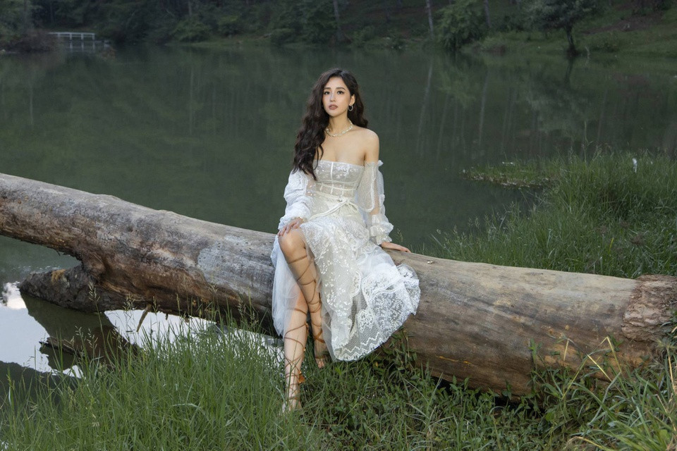 Mai Phuong Thuy va dan sao Viet lam gi dip nghi le?