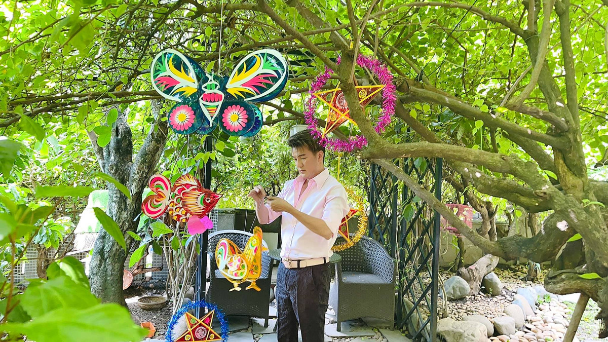 Dam Vinh Hung trang tri vuon nha binh yen don Trung thu