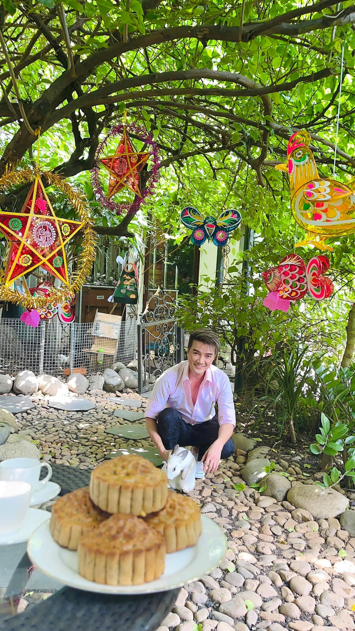 Góc vườn là nơi nam ca sĩ thư giãn, sống chậm giữa lúc tình hình dịch bệnh phức tạp.