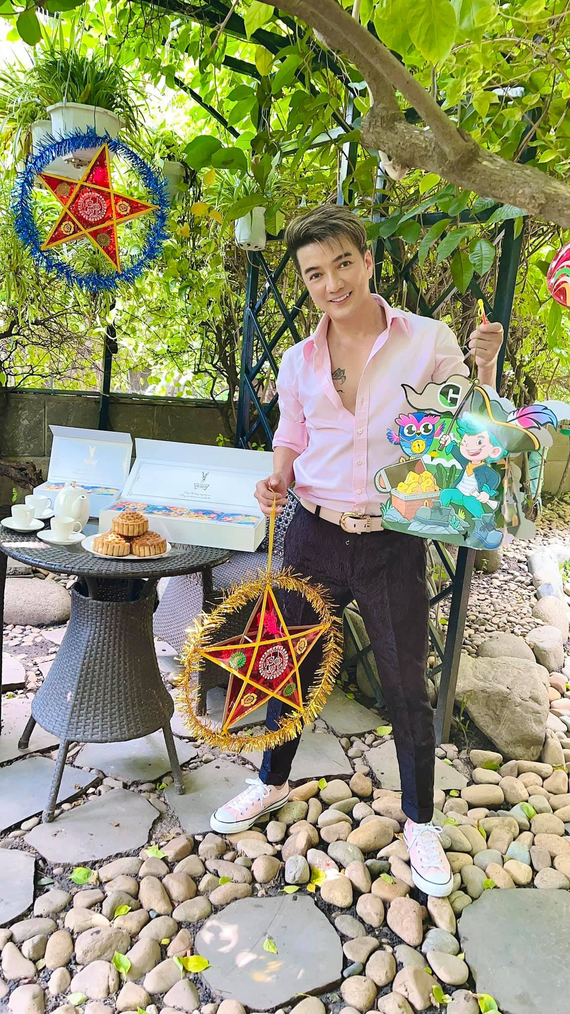 "Ông hoàng nhạc Việt" tự tay treo đèn Trung thu lên cây cối trong khu vườn.