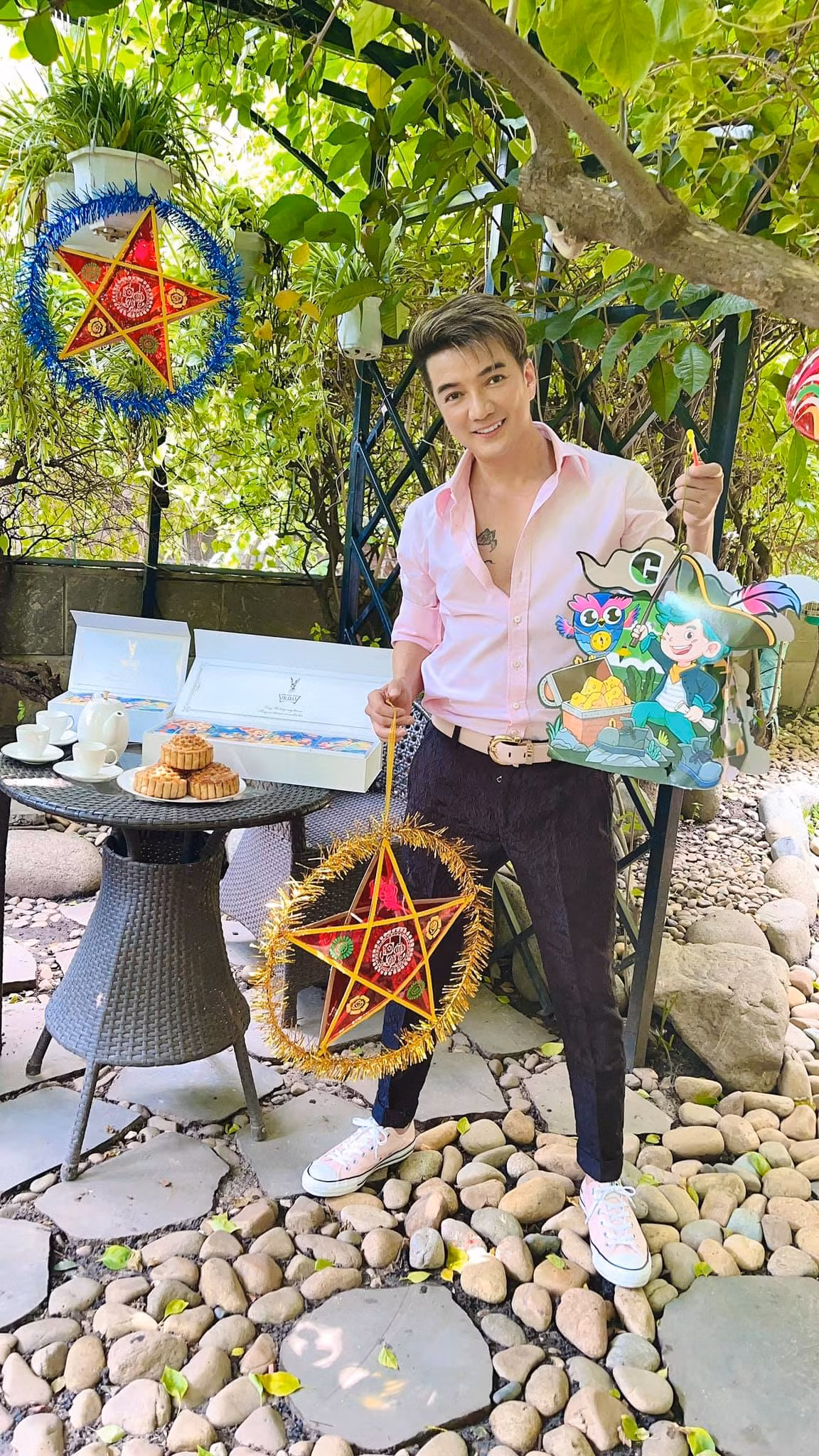 "Ông hoàng nhạc Việt" tự tay treo đèn Trung thu lên cây cối trong khu vườn.