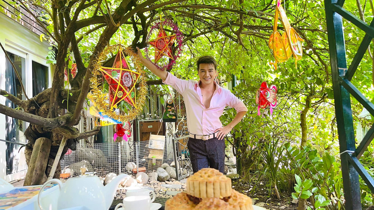 Thời gian giãn cách xã hội, Đàm Vĩnh Hưng tìm niềm vui với việc chăm sóc cây cối, trồng rau, nuôi gà.