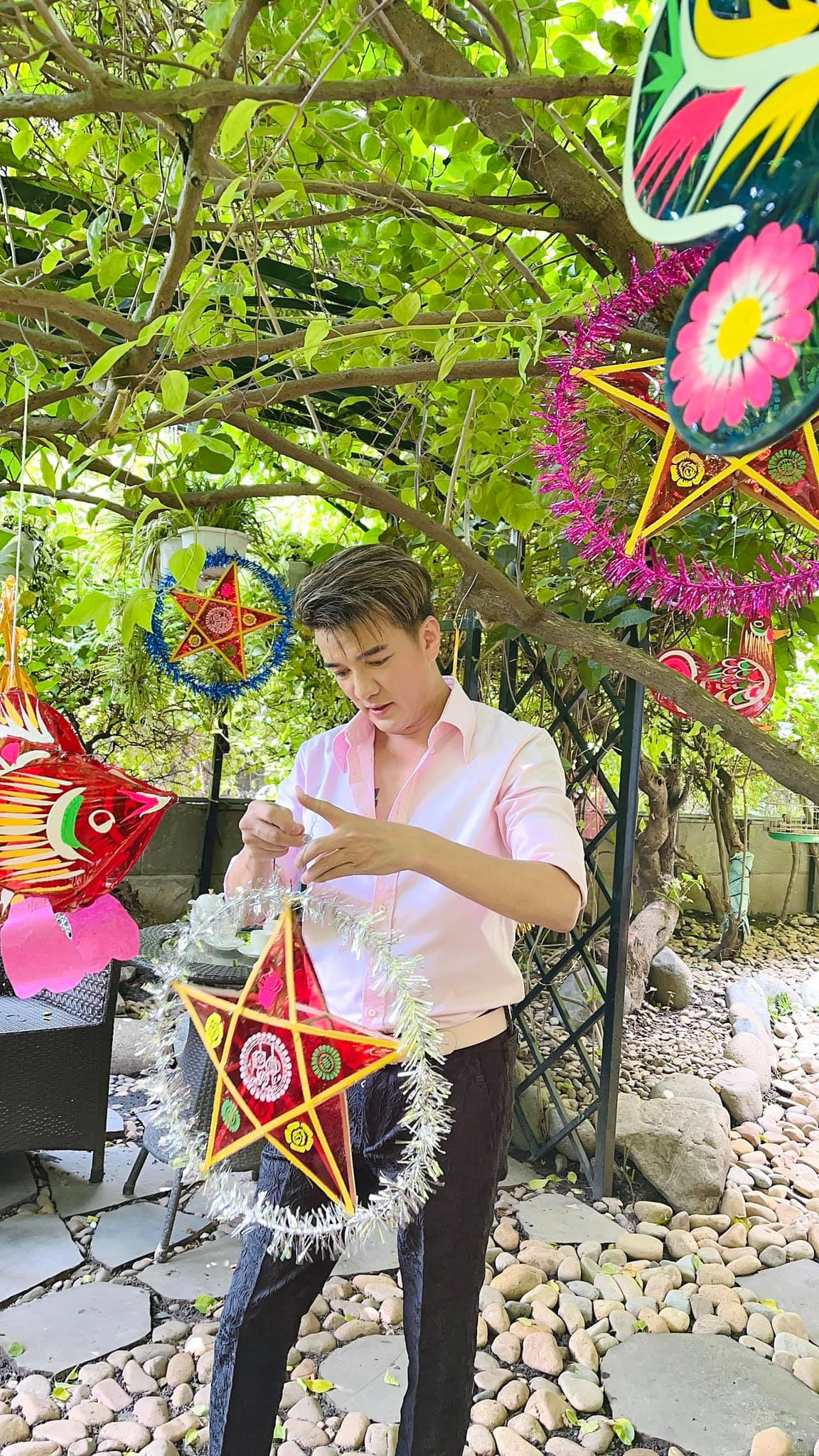 Nam ca sĩ chia sẻ: "Chúc cả nhà sẽ có một mùa Trung thu thật bình an, vui vẻ, ấm áp bên cạnh người thân yêu. Tìm lại chút kỷ niệm ngày xưa trong niềm vui ngày nay của các con. Cám ơn những chiếc lồng đèn ý nghĩa đến từ các fan yêu dấu của Hưng. Trung thu 2021".