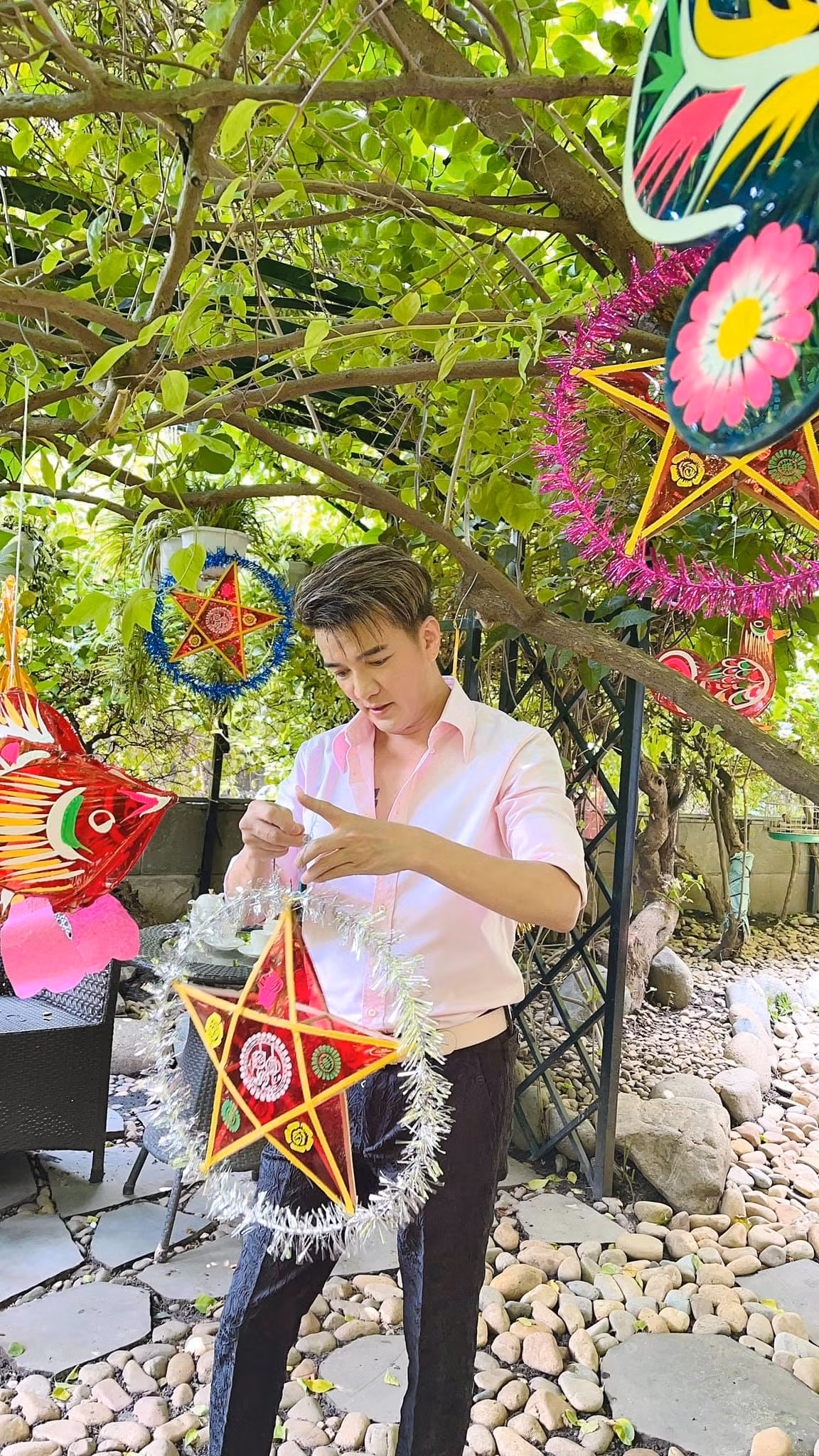 Nam ca sĩ chia sẻ: "Chúc cả nhà sẽ có một mùa Trung thu thật bình an, vui vẻ, ấm áp bên cạnh người thân yêu. Tìm lại chút kỷ niệm ngày xưa trong niềm vui ngày nay của các con. Cám ơn những chiếc lồng đèn ý nghĩa đến từ các fan yêu dấu của Hưng. Trung thu 2021".