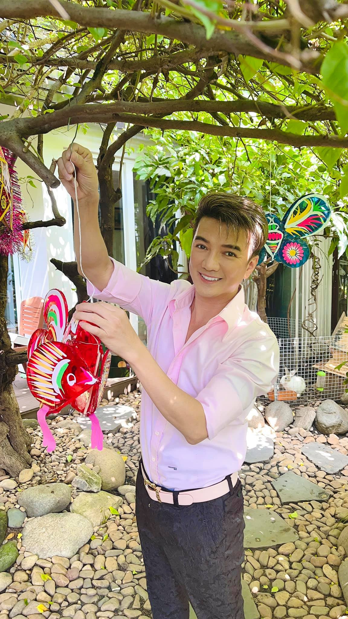 Không náo nhiệt như mọi năm, Trung thu năm nay của Đàm Vĩnh Hưng bình yên trong khu vườn rợp bóng cây xanh.