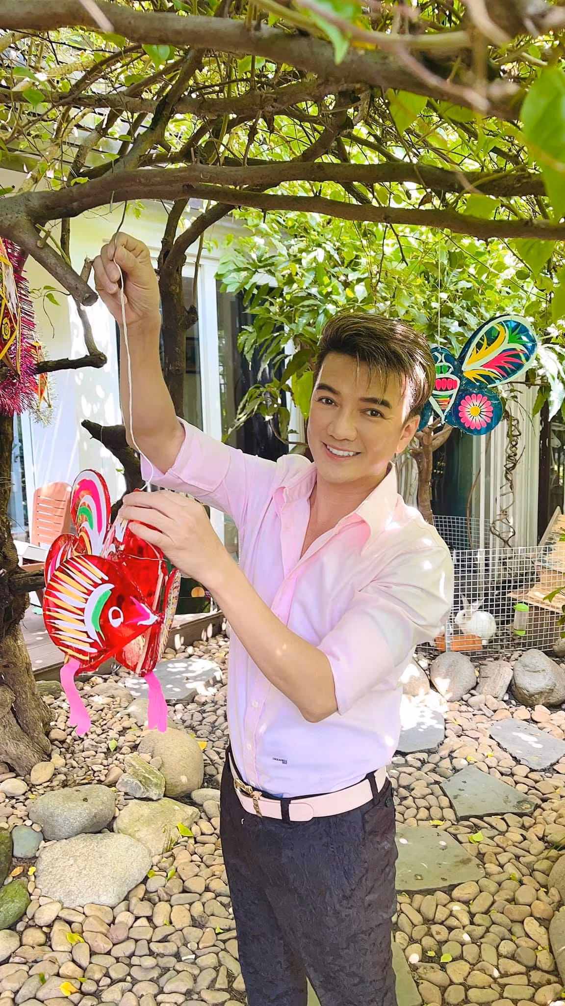 Không náo nhiệt như mọi năm, Trung thu năm nay của Đàm Vĩnh Hưng bình yên trong khu vườn rợp bóng cây xanh.