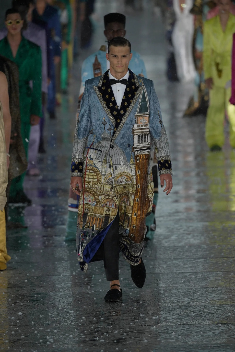 Khach moi la het, chay tan loan vi mua da o show thoi trang-Hinh-4