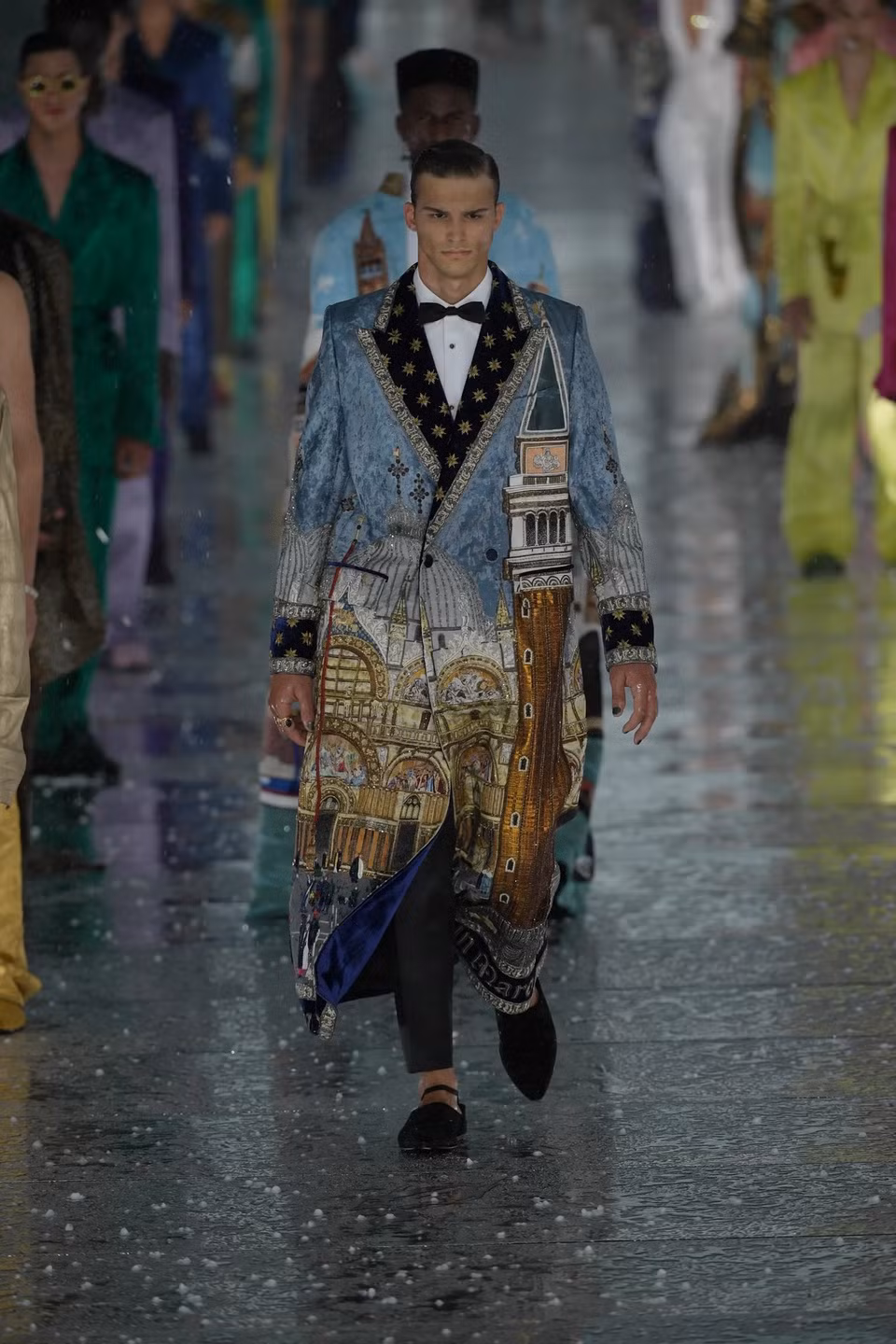 Khach moi la het, chay tan loan vi mua da o show thoi trang-Hinh-4