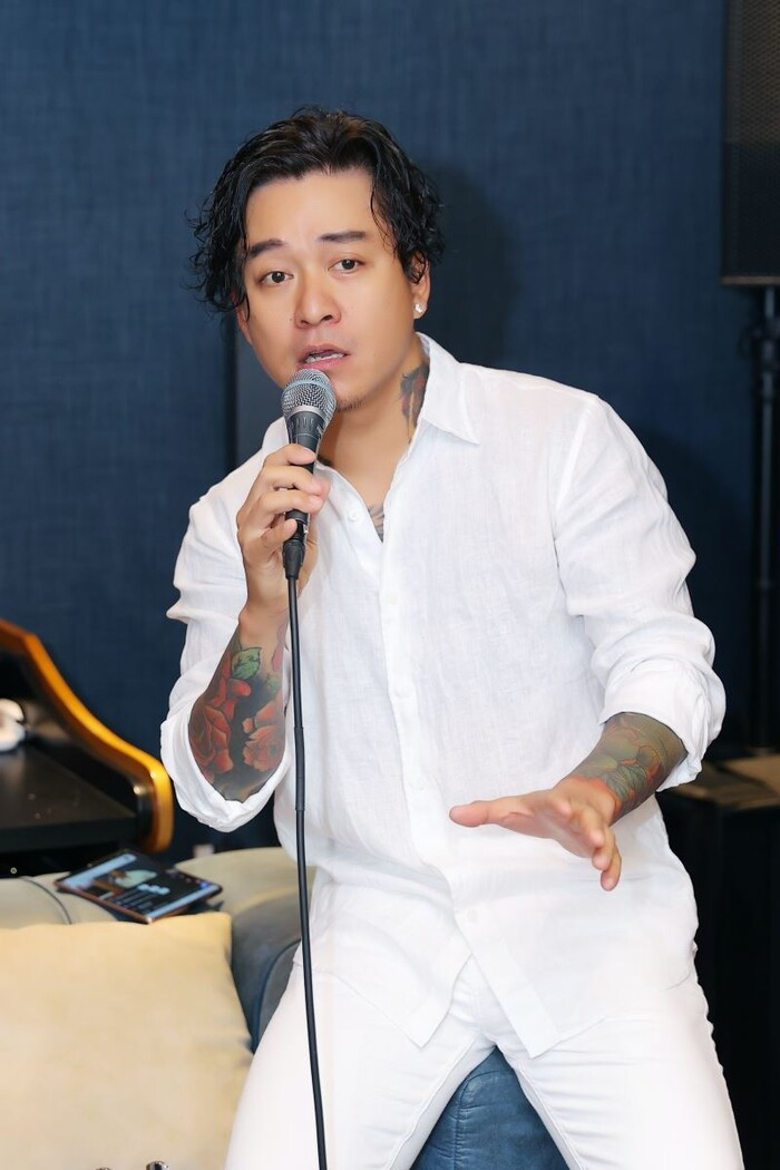 Dang di tren duong, Tuan Hung xuong xe hat cung ca si khiem thi-Hinh-4