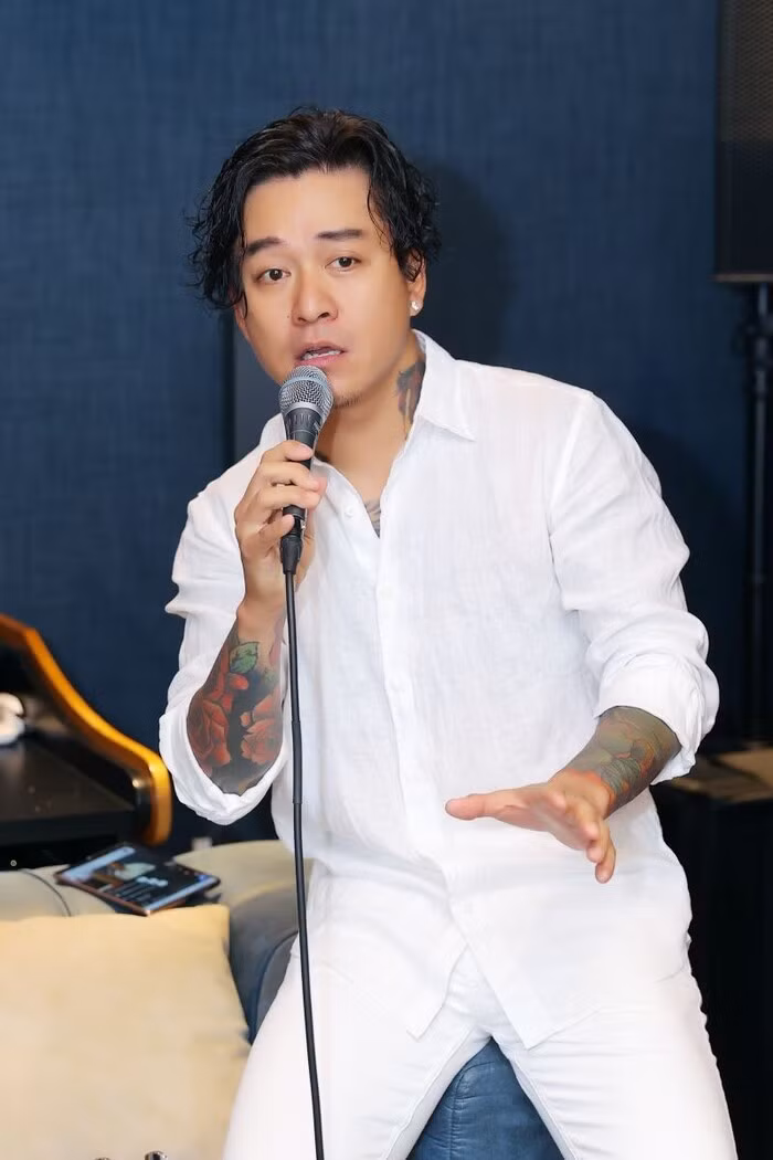 Dang di tren duong, Tuan Hung xuong xe hat cung ca si khiem thi-Hinh-4