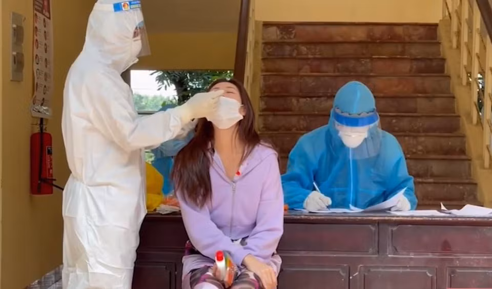 Hoa hau Khanh Van da ve Viet Nam, cach ly 21 ngay-Hinh-2