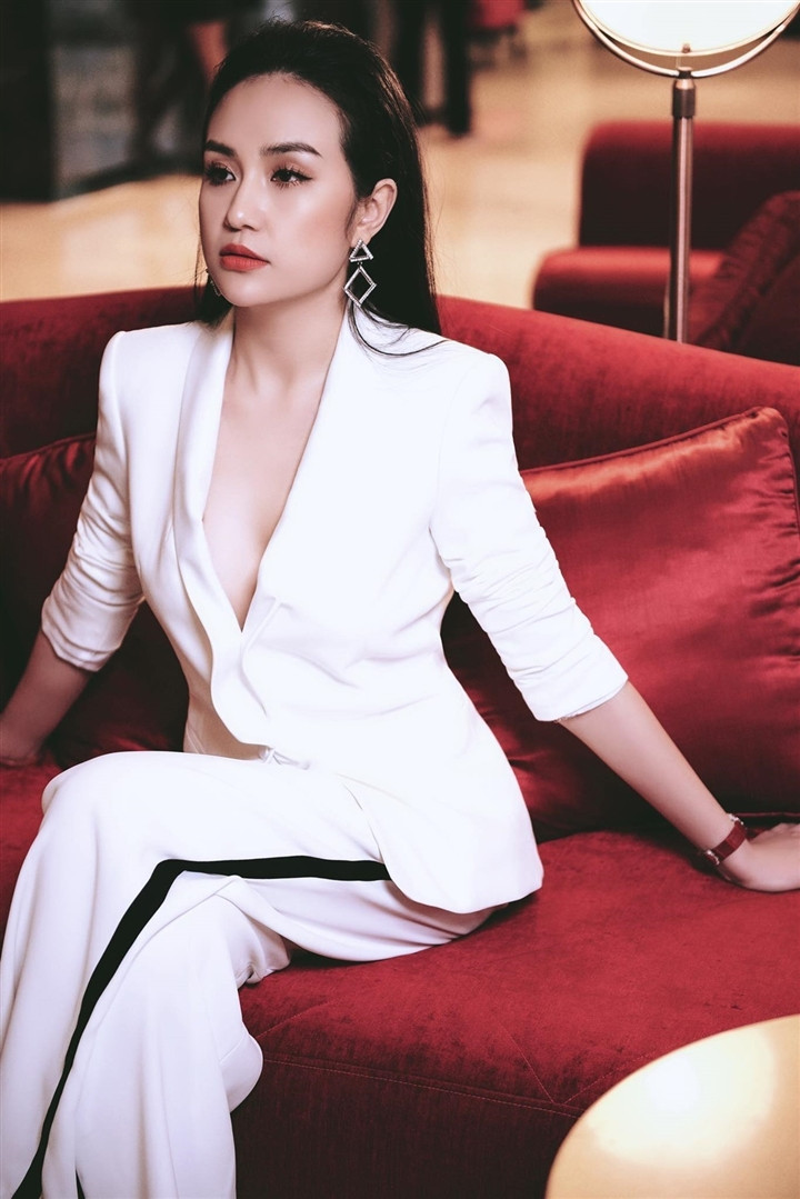 Nữ doanh nhân chia sẻ, suit phom dáng rộng giúp che bớt các nhược điểm như bắp tay và eo to, ngực nhỏ. Với bộ suit trơn màu không cách điệu nhiều về phom dáng, chỉ cần chi tiết thắt eo cũng đủ giúp vẻ ngoài thêm ấn tượng. "Nhiều người cho rằng phụ nữ khi đã lập gia đình không cần quá chăm chút vẻ bề ngoài, chỉ cần ngày đi làm, tối về tập trung chăm lo cho gia đình là đủ. Tuy vậy, tôi nghĩ nếu phái đẹp biết cách chăm sóc bản thân, giúp mình tự tin hơn với vẻ ngoài, họ sẽ phát huy hết được khả năng trong công việc, đồng thời tạo được sức hút với bạn đời, truyền cảm hứng và năng lượng tích cực đến mọi người xung quanh", mỹ nhân 31 tuổi chia sẻ.