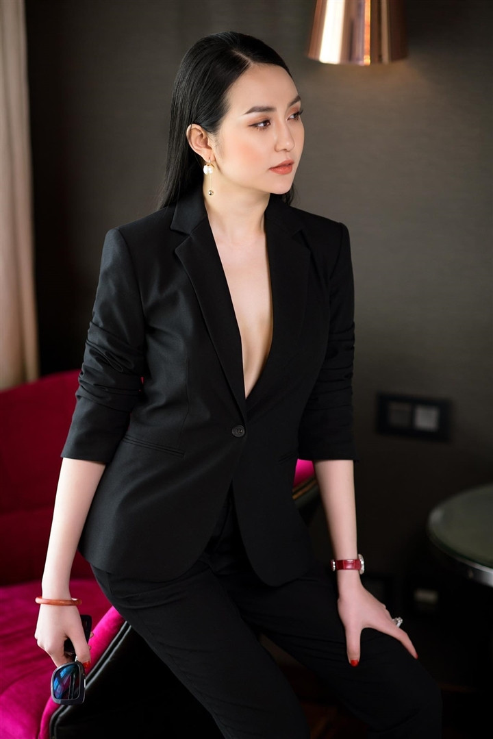 Trước đó, Hương Baby cùng ông xã quyên góp được 1,26 tỷ đồng và đã chuyển số tiền này đến Ủy ban Mặt trận Tổ quốc tỉnh Bắc Giang, Bắc Ninh để chống dịch COVID-19. Hồi đầu tháng 2, khi đọc thông tin người dân Hải Dương phải đối diện với việc thương lái ngưng mua, toàn bộ số rau củ đến vụ thu hoạch có nguy cơ phải bỏ đi, vợ chồng cô đã bàn bạc, tìm cách giúp bà con. Sau khi tìm hiểu cách mua nông sản, vận chuyển từ Hải Dương về Hà Nội, họ mua hơn 8 tấn rau củ gồm bắp cải, su hào, cà chua và một số loại nông sản khác.