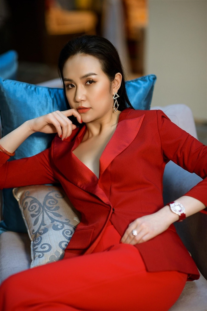 Để giữ dáng trong mùa dịch, Hương Baby tập các bài về vòng hai, vòng ba, kết hợp chạy bộ với máy vào sáng sớm. Cô nạp protein từ ức gà, trứng, bổ sung nhiều loại rau trong bữa ăn như súp lơ, đậu bắp, cà rốt. Ngoài ra, cô cũng ăn nhiều loại trái cây, giúp cơ thể không mất nước, đủ sức tập luyện nhưng vẫn bảo đảm da đẹp, đủ dưỡng chất.