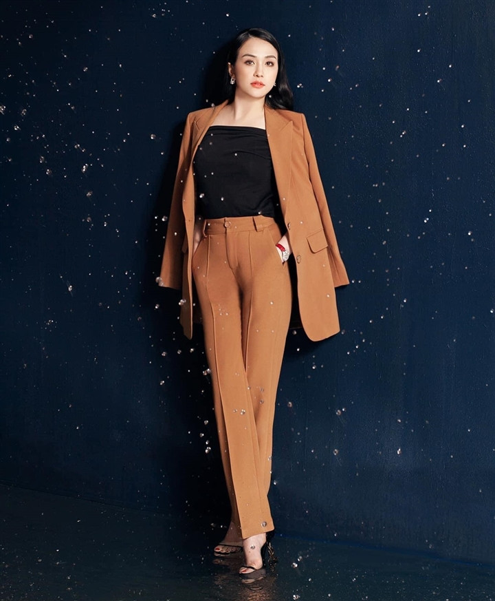 Dịch bệnh diễn biến phức tạp, việc giữ cho bản thân và gia đình sống khỏe, an toàn được Hương Baby đặt lên hàng đầu. Cuộc sống những ngày ở nhà tránh dịch tuy hơi buồn vì ít được gặp bạn bè, nhân viên nhưng chưa bao giờ nhàm chán. Cô chăm chỉ làm việc online, đọc sách, dọn dẹp và trang trí nhà cửa, tập thể dục, chăm sóc các con.