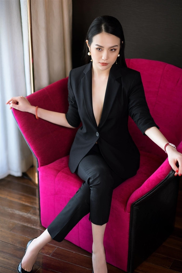 Hương Baby - vợ Tuấn Hưng cho biết từ khi Hà Nội bùng phát dịch trở lại, cô hủy tất cả những công việc đòi hỏi đi lại xa. Nữ doanh nhân chia sẻ: "Tôi nghĩ mình không thể biết bản thân có trở thành F0, F1 lúc nào nên không mạo hiểm di chuyển. Ở nhà, tôi mới biết mình thích cả công việc nội trợ. Điều thú vị là trong lúc làm việc nhà, chăm sóc ông xã và ba con, tôi nghĩ được nhiều ý tưởng mới trong kinh doanh".