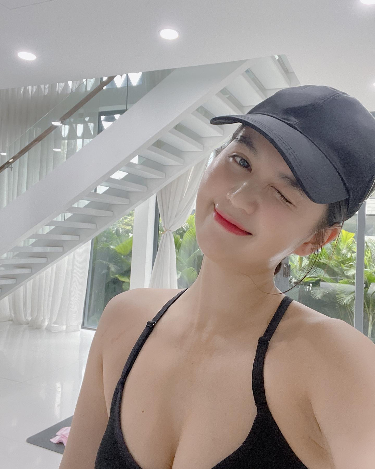 Loạt ảnh mới của Ngọc Trinh khiến fan tấm tắc khen xinh dù người đẹp Trà Vinh có phần "sổ sữa", phát tướng.