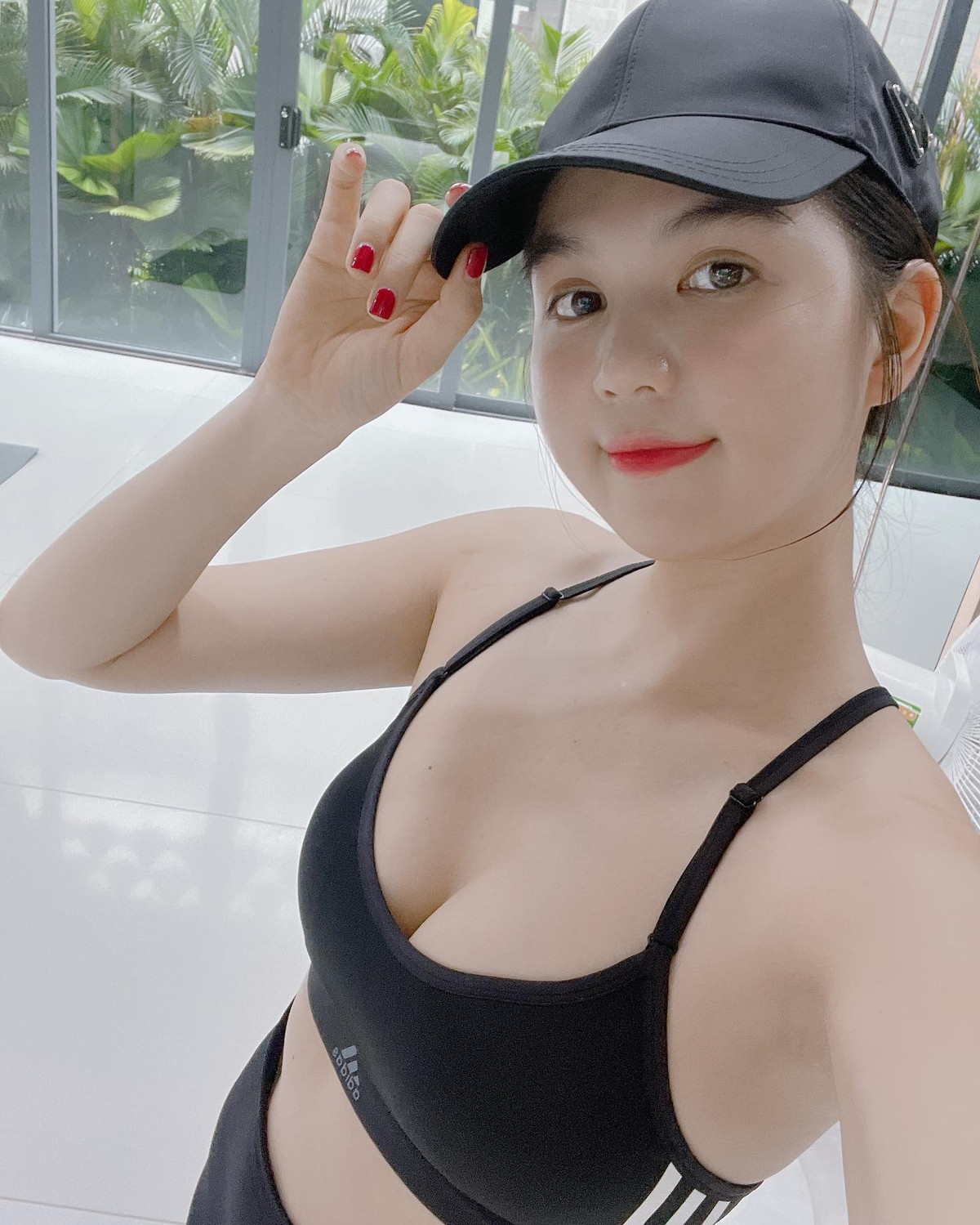 Khoe loạt ảnh tập thể dục tại gia, Ngọc Trinh khiến fan xuýt xoa với thân hình gợi cảm, vòng 1 đẫy đà.