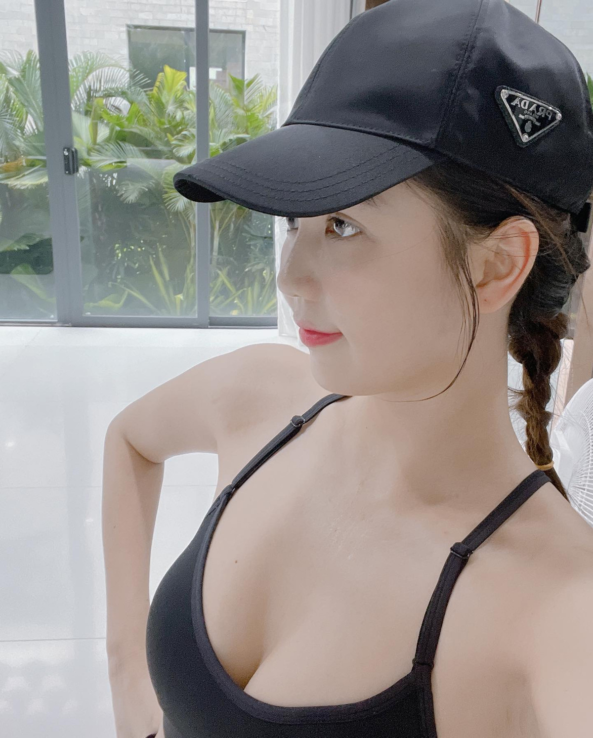 Diện áo hai dây, "nữ hoàng nội y" phô được nét đẹp cơ thể với vòng 1 nở nang thấy rõ.