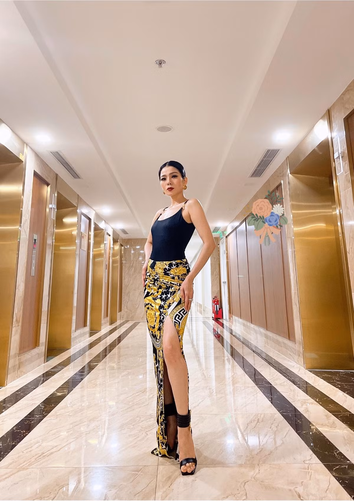 Vợ cũ của ông bầu Đức Huy diện trang phục gợi cảm khoe vóc dáng quyến rũ.