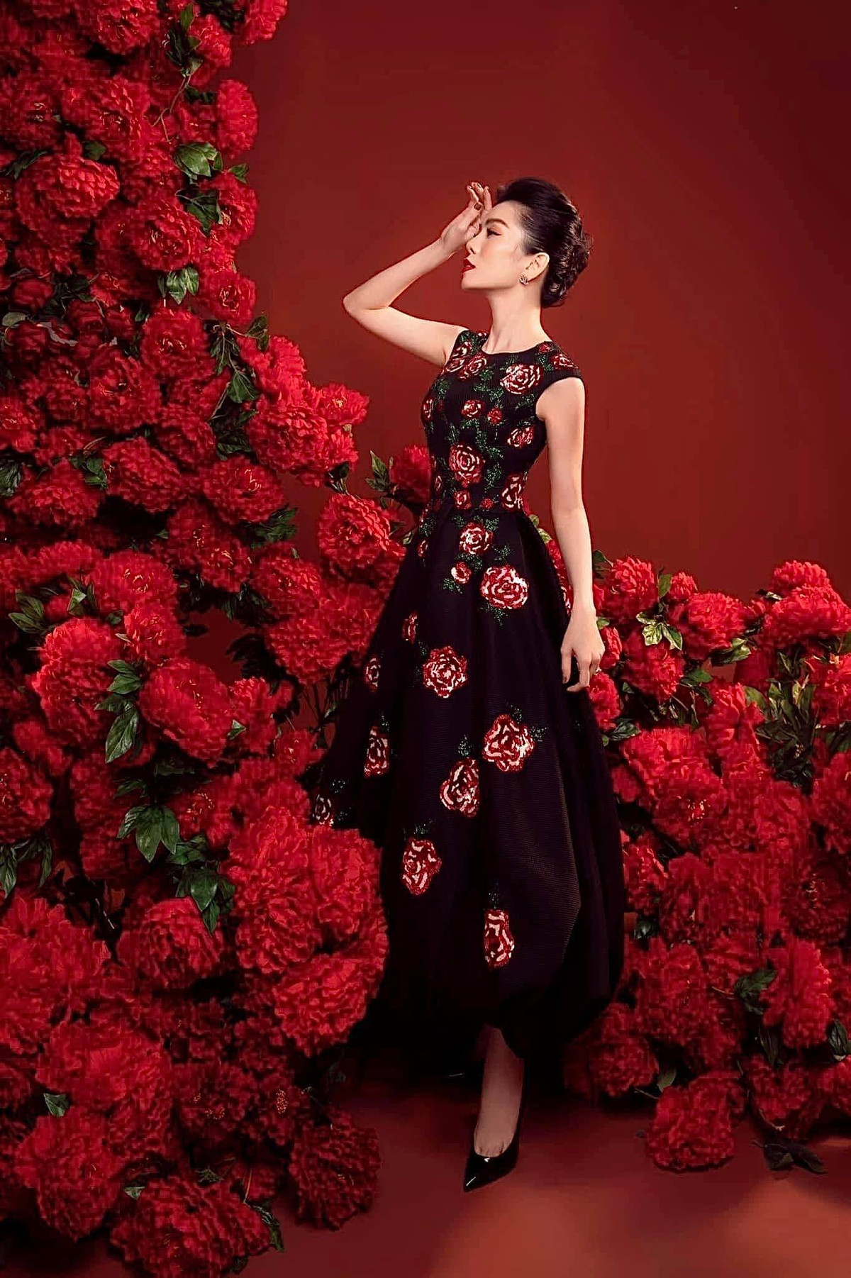 Trên trang cá nhân, Lệ Quyên liên tục chia sẻ hình ảnh mới kèm dòng chia sẻ: "Hãy để em là bông hoa đẹp nhất đời anh, bởi em được vun xới, nâng niu trong tình yêu nồng nàn của anh... nhé".