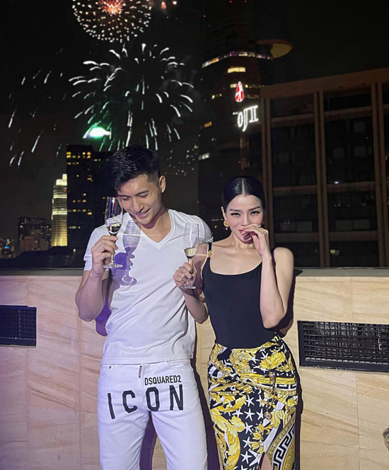 Đặc biệt, Lệ Quyên ngày càng lộ nhiều bằng chứng hẹn hò người mẫu trẻ Lâm Bảo Châu.