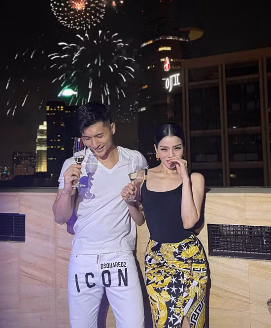 Đặc biệt, Lệ Quyên ngày càng lộ nhiều bằng chứng hẹn hò người mẫu trẻ Lâm Bảo Châu.